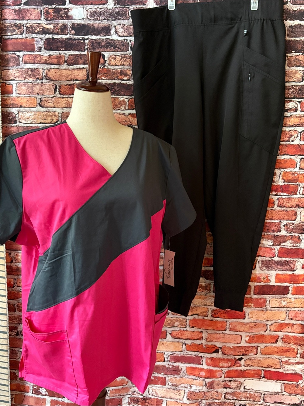 Butter Soft Stretch Women’s Pink & Gray Two-Tone Scrub Top Black Scrub Pants 2X